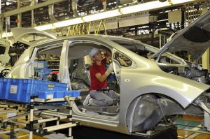 Nissan y Toyota reducen la producción en Japón