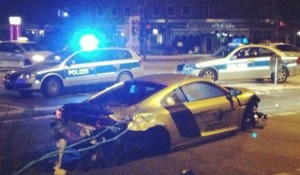 Roba un Audi R8 para estrellarlo dos calles después
