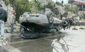 Mercedes SLS AMG, boca abajo en un estanque chino