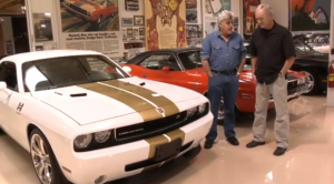Jay Leno se sube al Dodge Challenger SRT8 Hurst