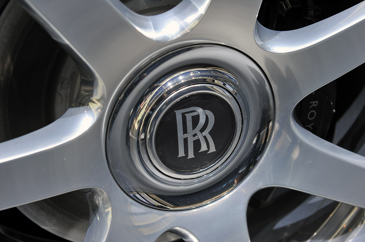 14-2014-rolls-royce-wraith-geneva