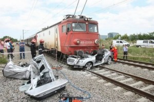 Un tren atropella un Bentley Continental GT en Rumania