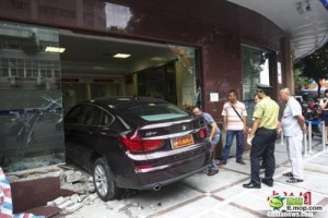 Estrellan un BMW 535i GT en un banco chino