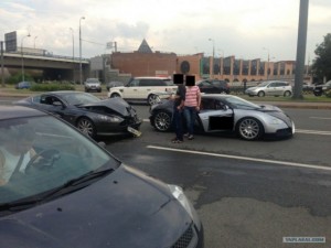 Empotra su Aston Martin DB9 contra un Bugatti Veyron