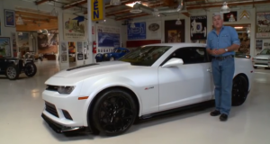 Jay Leno se sube al Camaro Z28