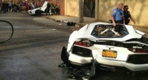 Parten en dos un Lamborghini Aventador en mitad de Nueva York