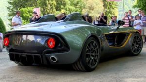 Jay Leno se sube al Aston Martin CC100 mientras entrevista a Ulrich Bez
