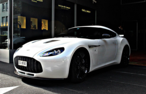 Aparece un Aston Martin V12 Zagato blanco en Suiza