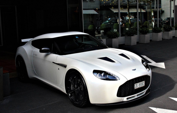 Aparece un Aston Martin V12 Zagato blanco en Suiza 1