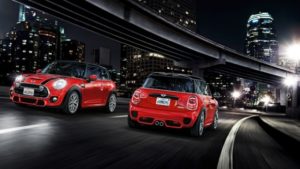 El MINI F56 se viste con el kit aerodinámico JCW