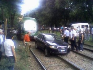 Si caer a un río te pareció poco, ahora el GPS te echa al tren