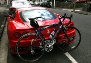 Transportando una bicicleta en un Ferrari 360 Modena
