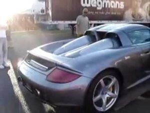 Terrible incidente al montar un Porsche Carrera GT en su remolque