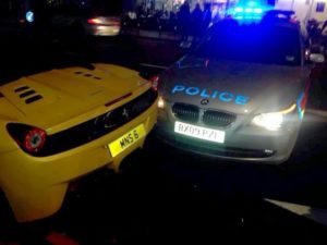 Estrellan un coche de policía contra un Ferrari 458 Spider
