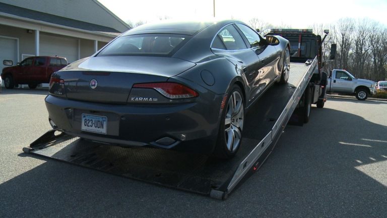 El Fisker Karma de Consumer Reports en grúa