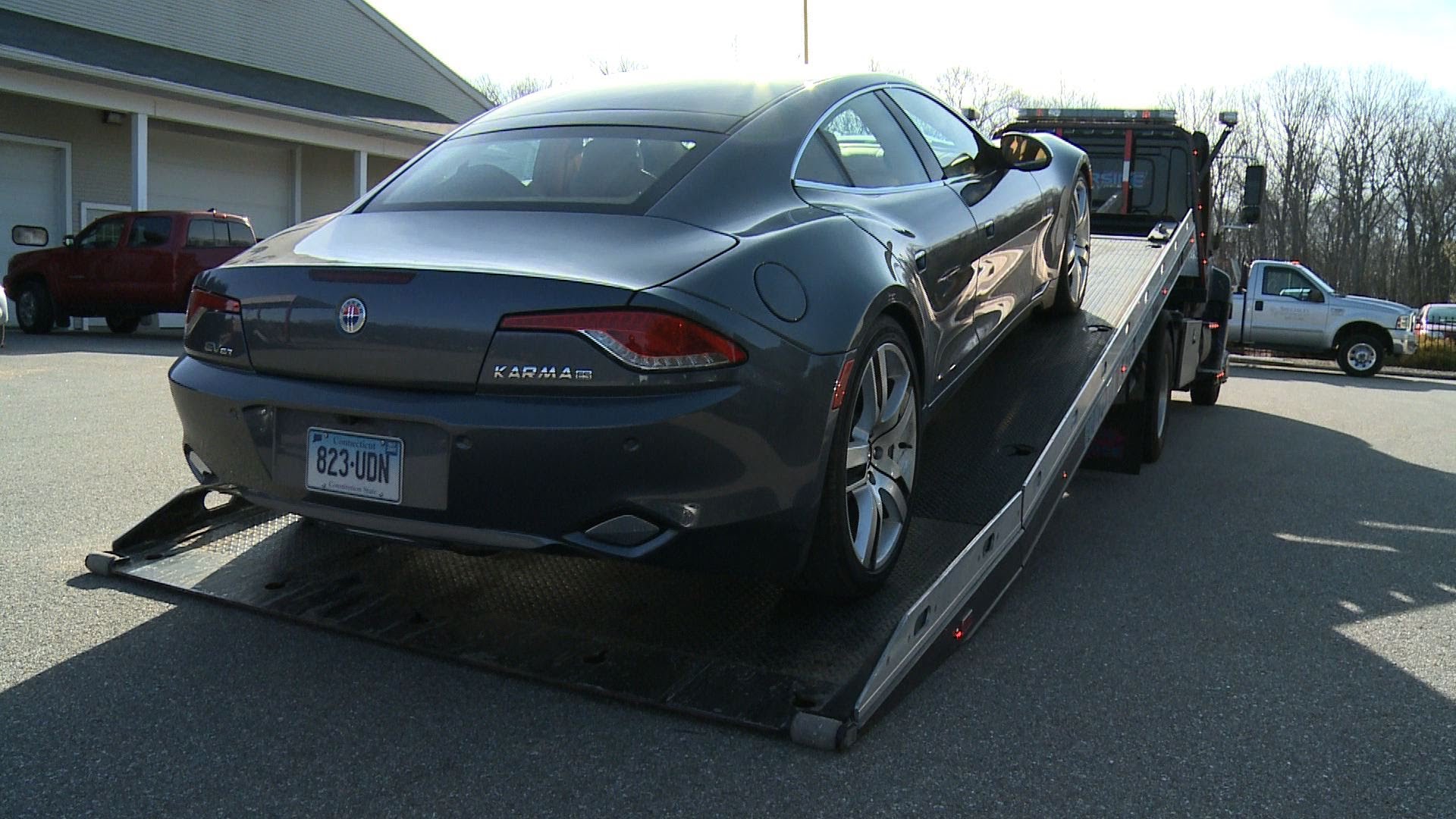 El Fisker Karma de Consumer Reports en grúa