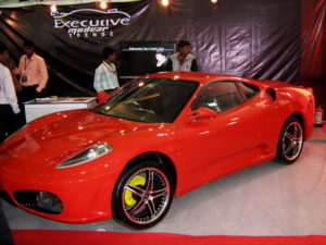 Una empresa de India convierte un Toyota Corolla en Ferrari F430