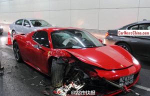 Destrozan un Ferrari 458 Spider chino dentro de un túnel