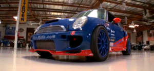Jay Leno se atreve con un MINI Cooper bimotor