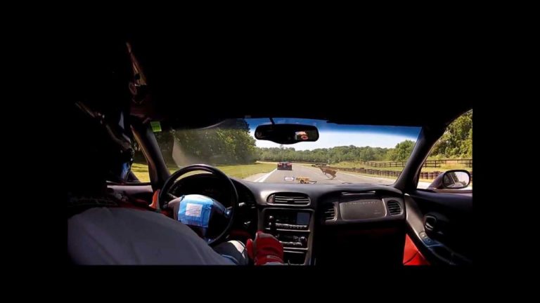 Impacto del Corvette con un ciervo a alta velocidad
