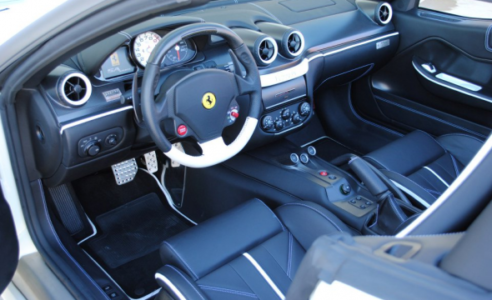 A la venta un exclusivo Ferrari 599 SA Aperta de color blanco 2