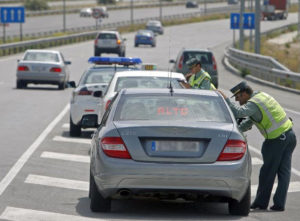 Conductor embiste coche de la Guardia Civil tras ver flash del radar