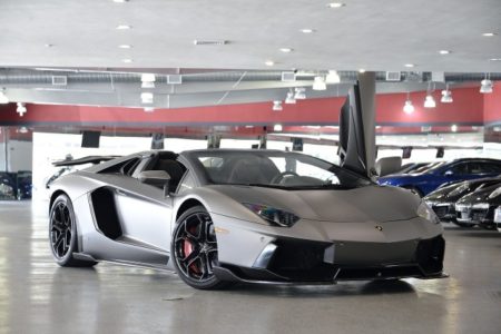 A la venta un Lamborghini Aventador Roadster modificado por Liberty Walk 1