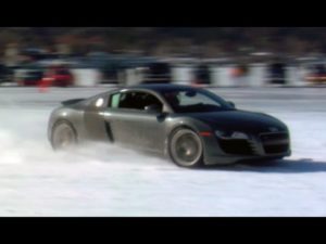 Audi R8 deslizándose sobre el hielo