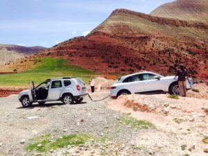 Dacia Duster al rescate de un Porsche Macan