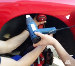 Ensanchando las aletas de nuestro coche con una máquina de abrir aletas