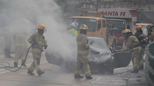 Arde un Ferrari FF en medio de Hong Kong 3