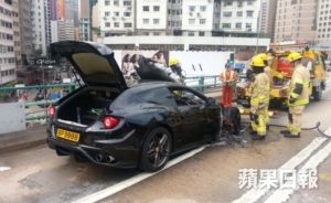 Arde un Ferrari FF en medio de Hong Kong