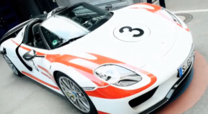 Mark Webber y Maria Sharapova dan una vuelta en el Porsche 918 Spyder