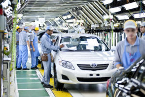 ¿Vuelta atrás? Toyota reemplaza a los robots por humanos