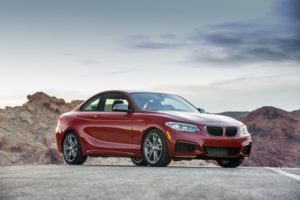 El BMW Serie 2 sedán, en el aire