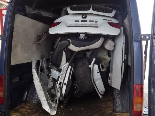 ¿Cómo meter un BMW X6 dentro de una furgoneta?