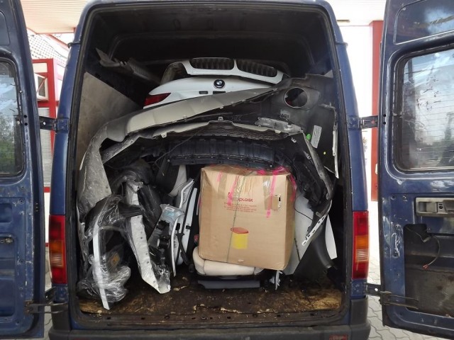 ¿Cómo meter un BMW X6 dentro de una furgoneta? 3