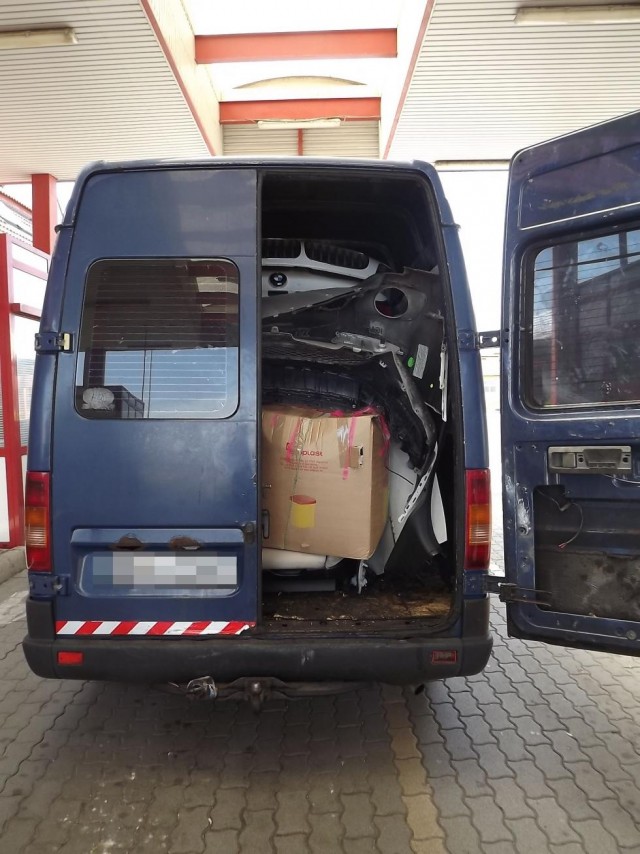 ¿Cómo meter un BMW X6 dentro de una furgoneta? 4