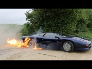 Vídeo: Jaguar XJ220 pasa algo de calor durante un burnout