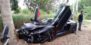 Destroza su Lamborghini Aventador al estrellarlo contra un árbol en Taiwan