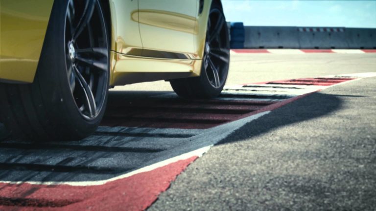 BMW M4: Haciendo drifting encima de un portaaviones