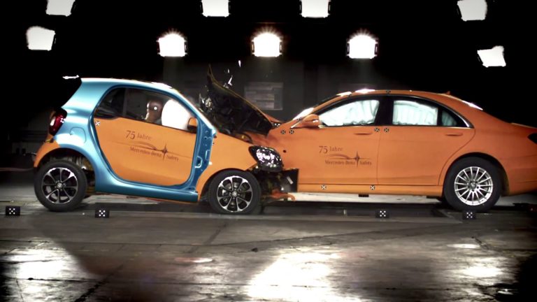 Vídeo: Esto es lo que ocurre en un crash test de un Smart ForTwo y un Mercedes Clase S