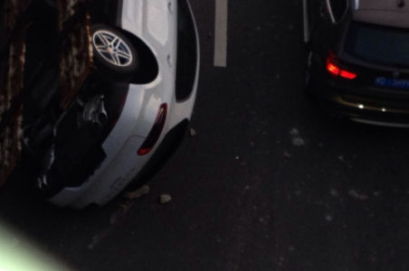 Vuelca en China un camión cargado con coches de lujo 6