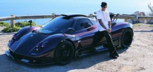 Lewis Hamilton posa junto a su Pagani Zonda 760LH