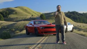 Vídeo: Dodge Challenger SRT Hellcat vs Chevrolet Camaro ZL1, duelo de titanes