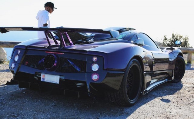 Lewis Hamilton posa junto a su Pagani Zonda 760LH 2