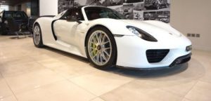 A la venta un impresionante Porsche 918 Spyder de color blanco