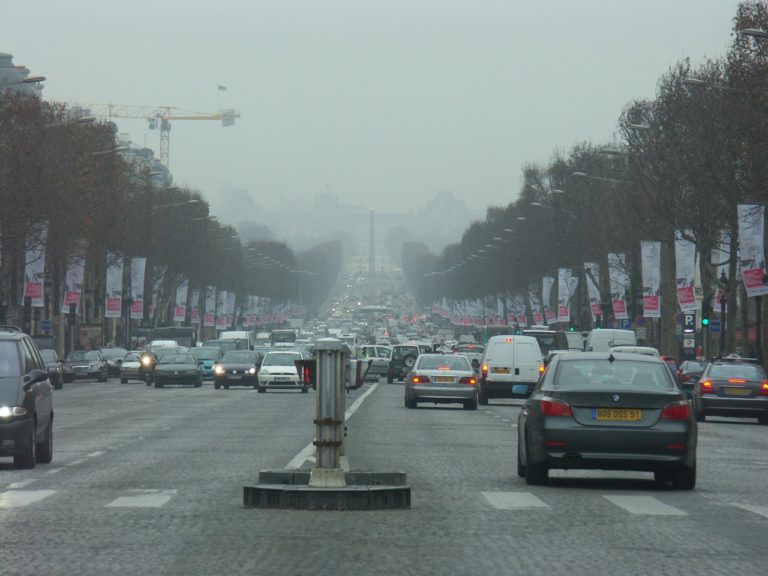 París comienza a implementar la conducción alterna de vehículos: ¿Preludio de lo que veremos en España?