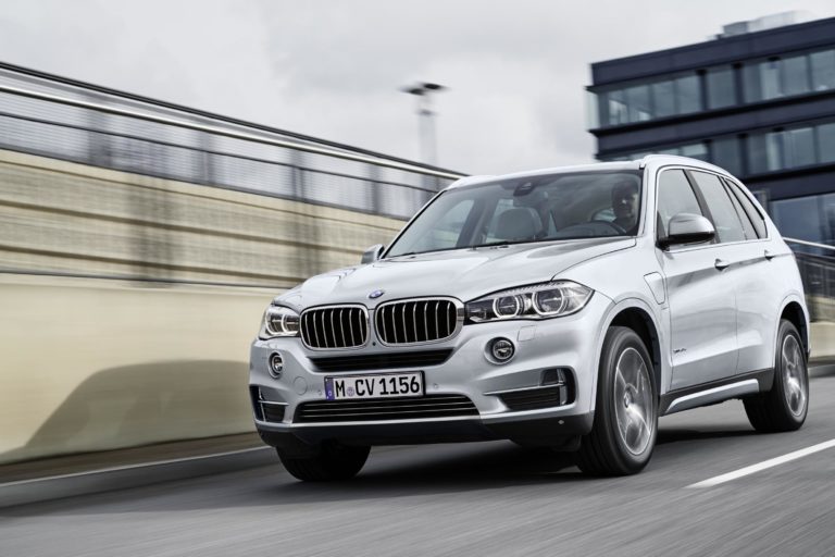 BMW anuncia híbridos enchufables en todos los modelos