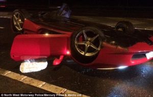 Vuelcan un Ferrari 458 Italia en Reino Unido
